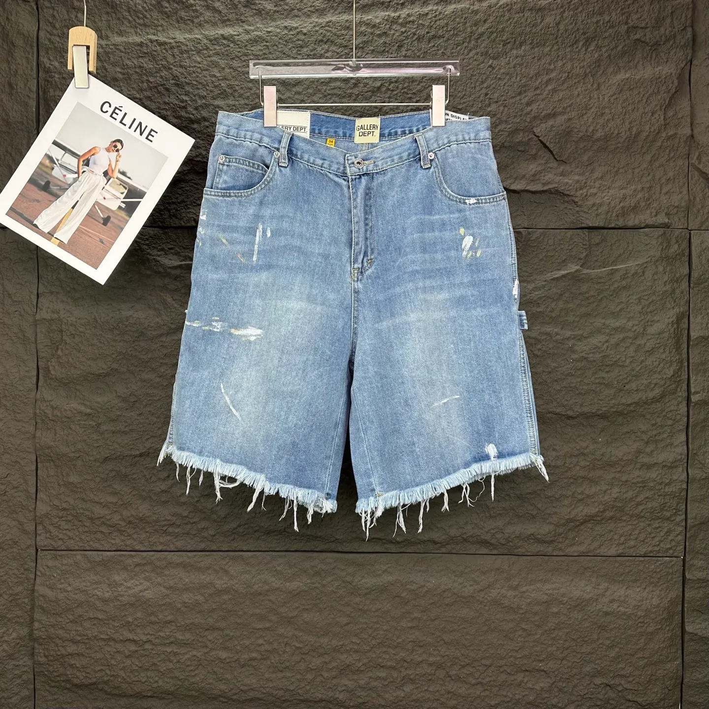 P200 GALLERY DEPT. 2025 new knife-cut splicing hand-painted couple style washed loose denim shorts 🔥High version🔥High version🔥 Top ceiling quality Styles with different washed textures are very friendly to people with thin legs and thick legs. The straight version is very flattering to the leg shape. Moderate length that never goes out of style, easy to match with casually, basic styling for various styles, a must-have in the wardrobe! The fabric is stiff but also makes the upper body soft without losing texture. The washing process is even more perfect. It is a must-have item for everyone! ! ! Washed wheat, hang tag, pants label, complete with three labels Color: light blue Size: 28, 30, 32, 34, 36 (five sizes)
